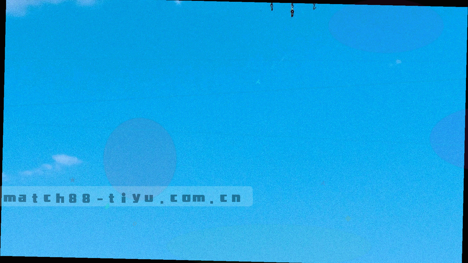 夜间体育场看台与草坪灯光的俯瞰画面